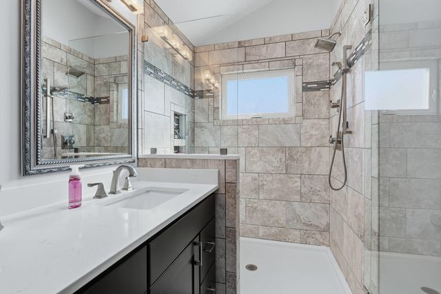 1051 W Price Street, Eldridge, IA 52748