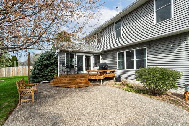 1051 W Price Street, Eldridge, IA 52748