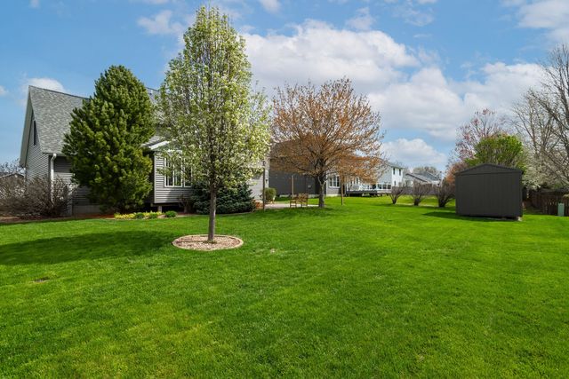 1051 W Price Street, Eldridge, IA 52748