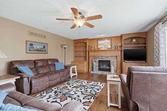 1051 W Price Street, Eldridge, IA 52748