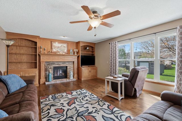 1051 W Price Street, Eldridge, IA 52748