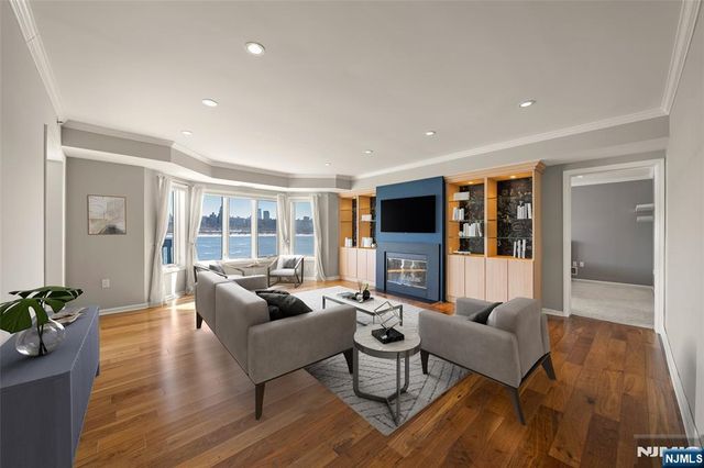 402 Jefferson Court 402, Edgewater, NJ 07020