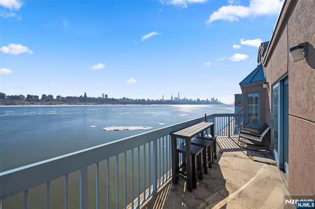 402 Jefferson Court 402, Edgewater, NJ 07020