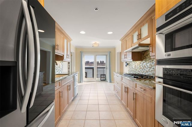 402 Jefferson Court 402, Edgewater, NJ 07020