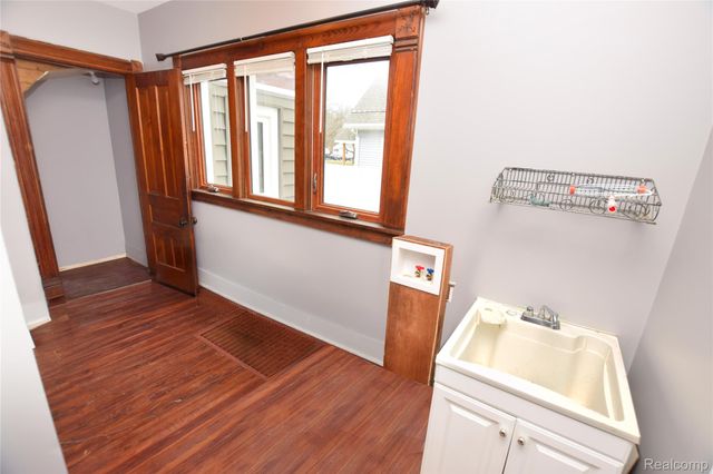 404 N Adelaide Street, Fenton, MI 48430