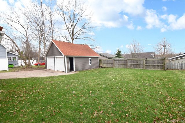 404 N Adelaide Street, Fenton, MI 48430