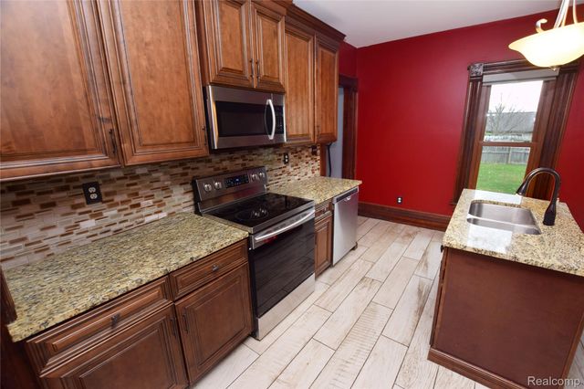 404 N Adelaide Street, Fenton, MI 48430