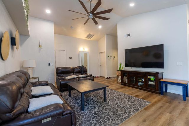 8248 Sunbird Way, Sacramento, CA 95823