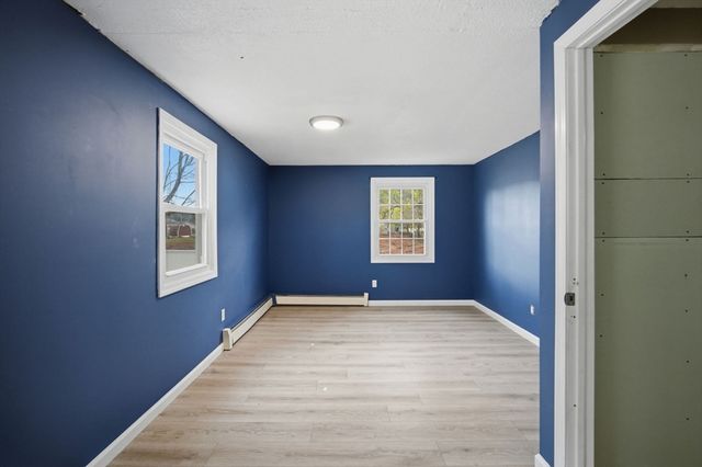 71 Sun Valley Rd, Holyoke, MA 01040