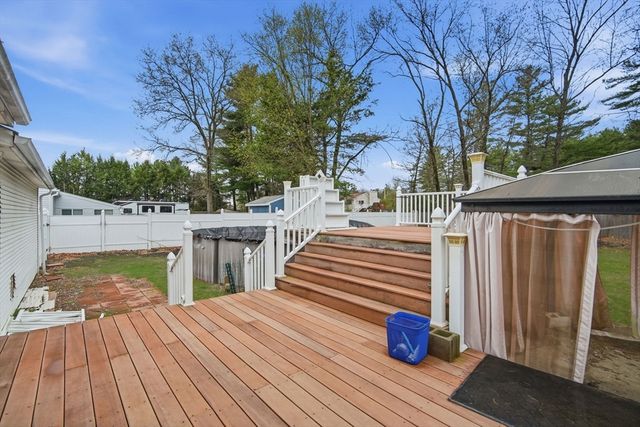 71 Sun Valley Rd, Holyoke, MA 01040