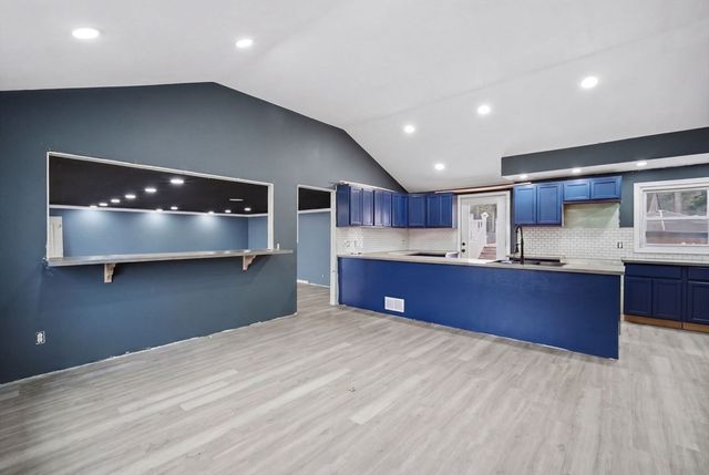 71 Sun Valley Rd, Holyoke, MA 01040
