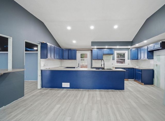 71 Sun Valley Rd, Holyoke, MA 01040