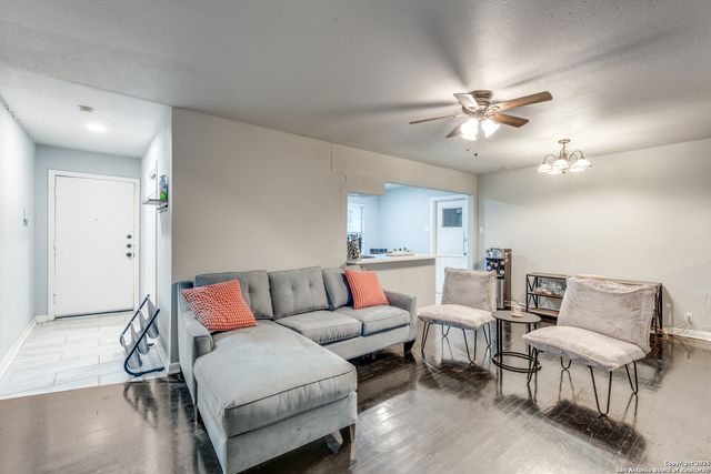 347 Pinewood Ln, San Antonio, TX 78216