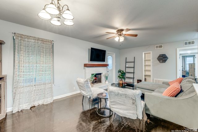 347 Pinewood Ln, San Antonio, TX 78216