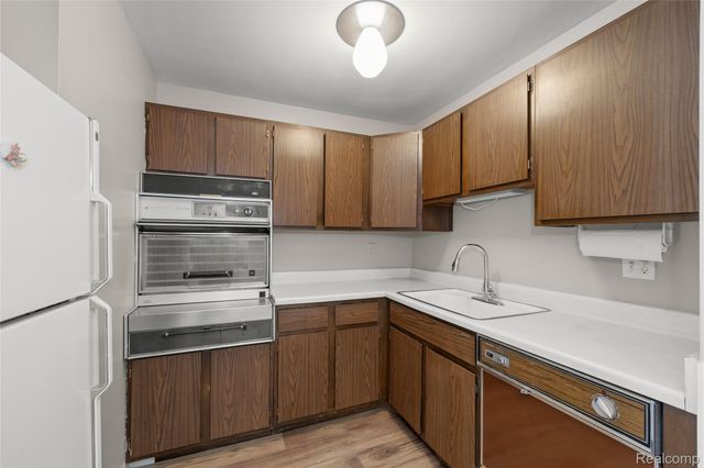 4909 Crooks Road D6, Royal Oak, MI 48073