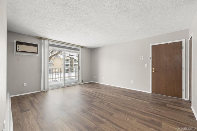 4909 Crooks Road D6, Royal Oak, MI 48073