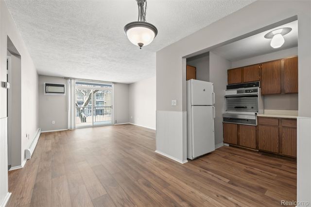 4909 Crooks Road D6, Royal Oak, MI 48073