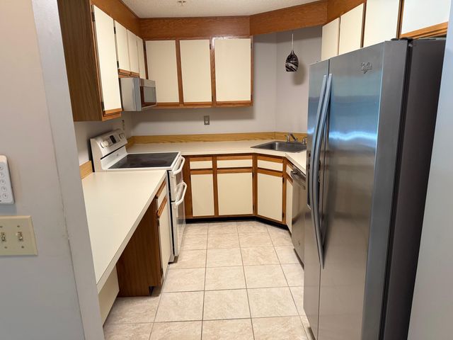 12 Ledgewood Hills Dr Apt 204, Nashua, NH 03062