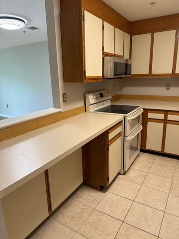 12 Ledgewood Hills Dr Apt 204, Nashua, NH 03062