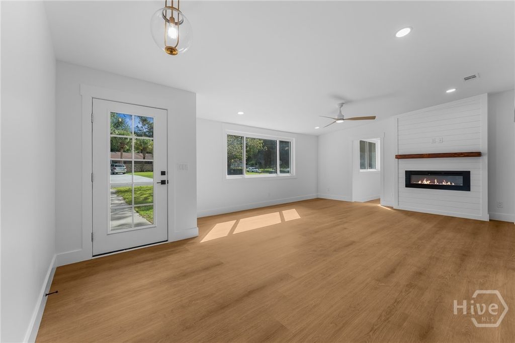 Image 4 of property listing at 205 Dyches Drive, Savannah, GA 31404
