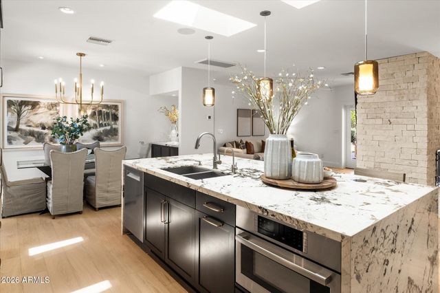 241 E FOREST HILLS Drive, Phoenix, AZ 85022