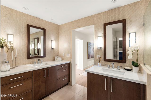 241 E FOREST HILLS Drive, Phoenix, AZ 85022