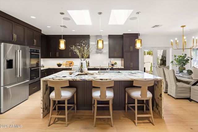 241 E FOREST HILLS Drive, Phoenix, AZ 85022