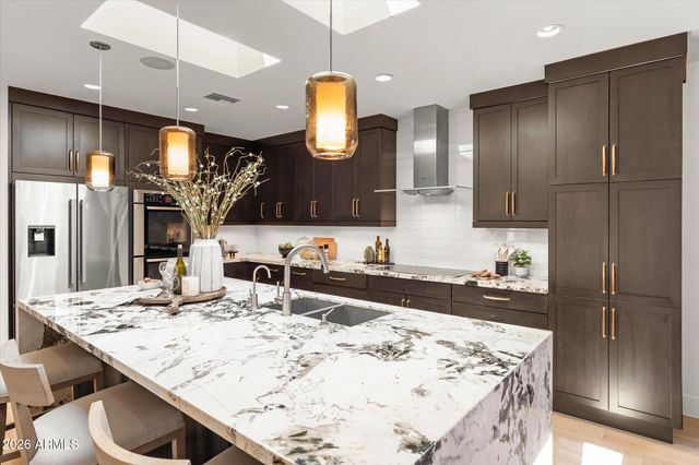 241 E FOREST HILLS Drive, Phoenix, AZ 85022