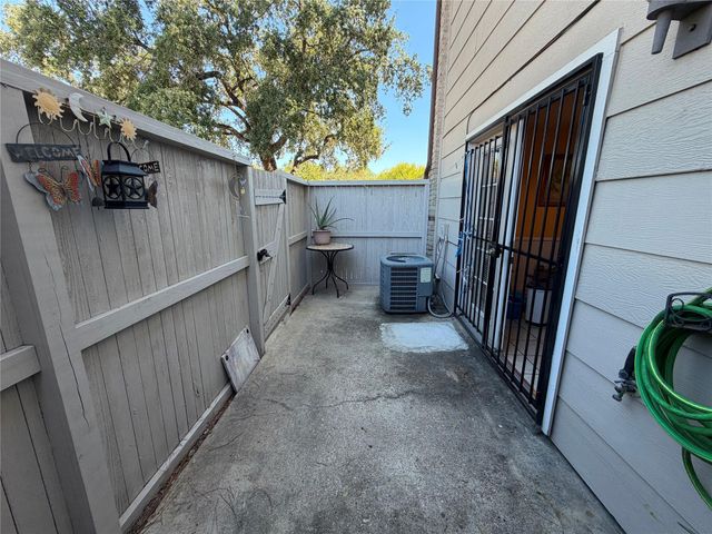 2110 Wilcrest Drive 101, Houston, TX 77042