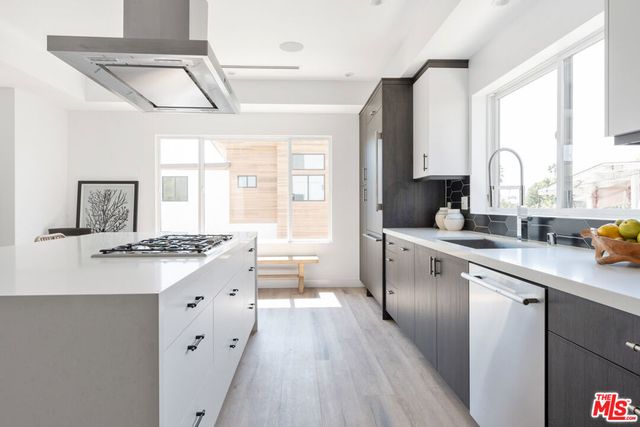 2512 Berkeley Avenue, Los Angeles, CA 90026