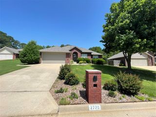 2770 N Ashbrook Drive, Fayetteville, AR 72703