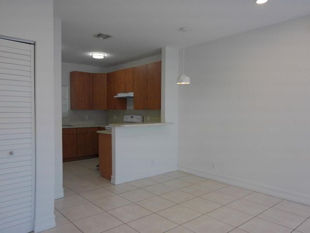 911 NE 12th Avenue, Pompano Beach, FL 33060