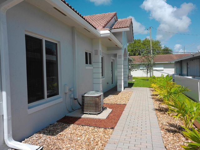 911 NE 12th Avenue, Pompano Beach, FL 33060
