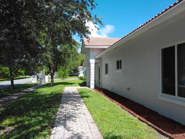 911 NE 12th Avenue, Pompano Beach, FL 33060