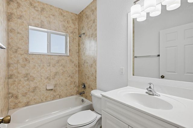 911 NE 12th Avenue, Pompano Beach, FL 33060