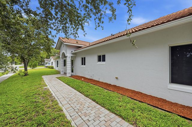 911 NE 12th Avenue, Pompano Beach, FL 33060