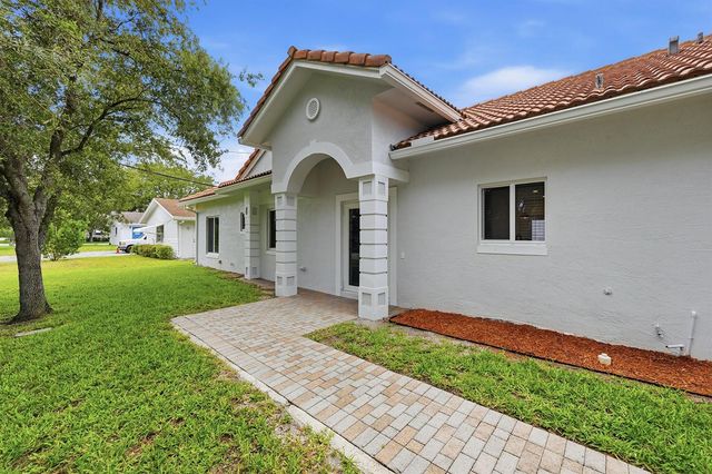 911 NE 12th Avenue, Pompano Beach, FL 33060