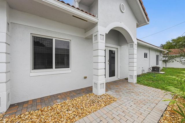 911 NE 12th Avenue, Pompano Beach, FL 33060