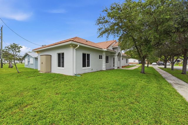 911 NE 12th Avenue, Pompano Beach, FL 33060