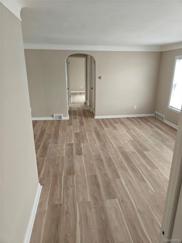 8030 Central 3, Center Line, MI 48015