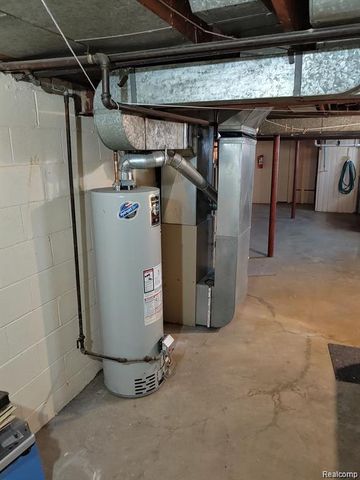 8030 Central 3, Center Line, MI 48015