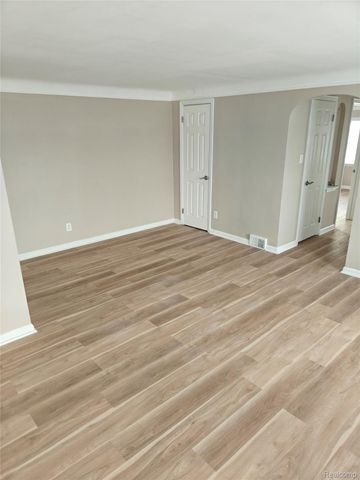 8030 Central 3, Center Line, MI 48015