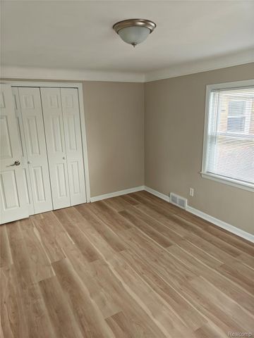 8030 Central 3, Center Line, MI 48015