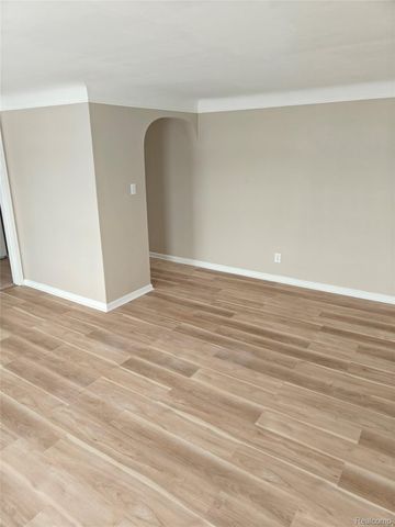 8030 Central 3, Center Line, MI 48015