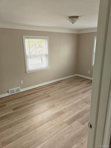 8030 Central 3, Center Line, MI 48015