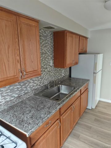 8030 Central 3, Center Line, MI 48015