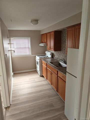8030 Central 3, Center Line, MI 48015