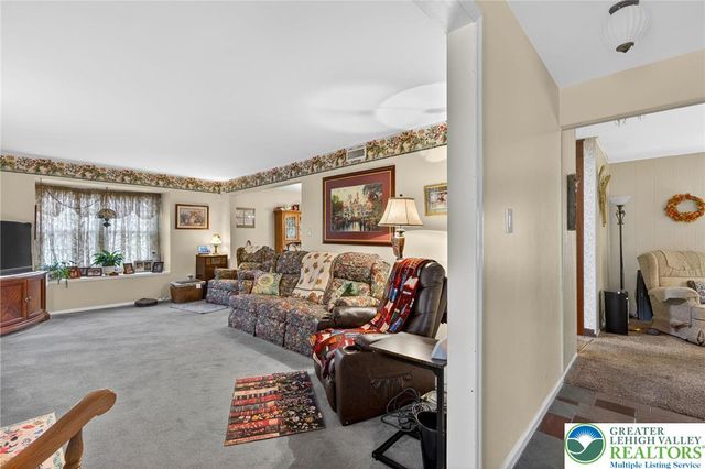 7914 Woodsbluff Run, Upper Macungie Twp, PA 18051