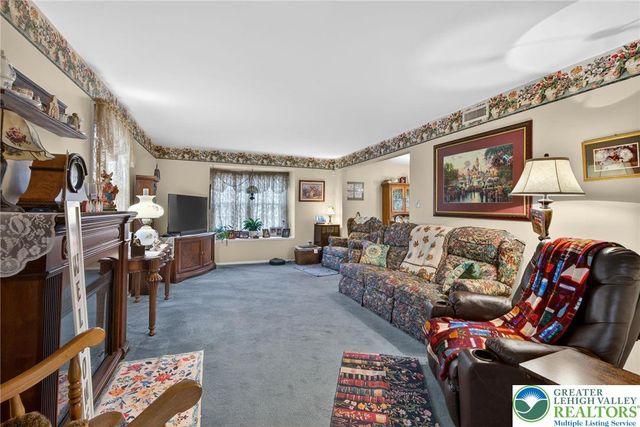 7914 Woodsbluff Run, Upper Macungie Twp, PA 18051