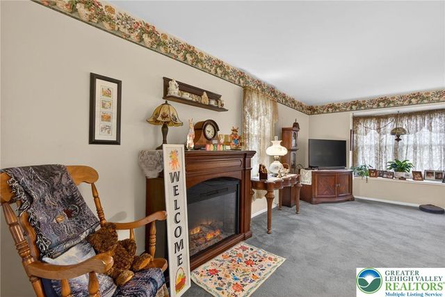 7914 Woodsbluff Run, Upper Macungie Twp, PA 18051